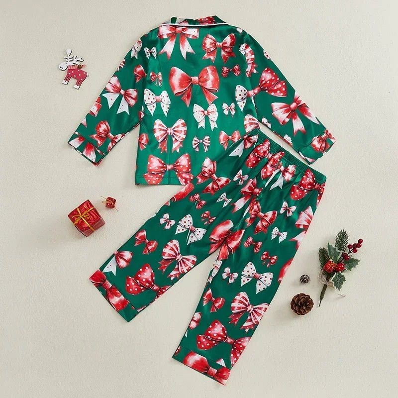 Pyjama Enfant Noël en Satin – Ensemble Festif à Boutons, Pantalon Élégant & Tissu Doux pour Fêtes d’Hiver