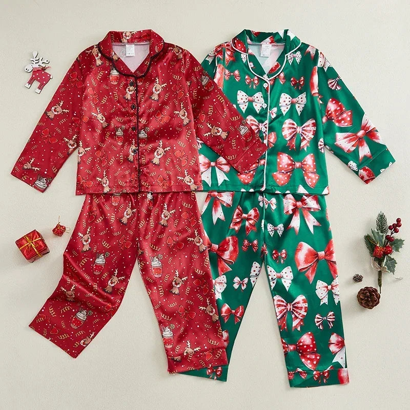 Pyjama Enfant Noël en Satin – Ensemble Festif à Boutons, Pantalon Élégant & Tissu Doux pour Fêtes d’Hiver