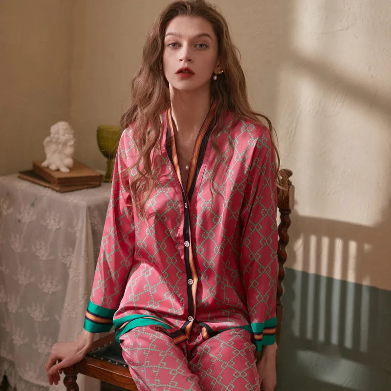 Pyjama Femme Satin Rosé – Ensemble Chic “Jardin d’Éclats”, Élégant & Confortable pour les Soirées Douces