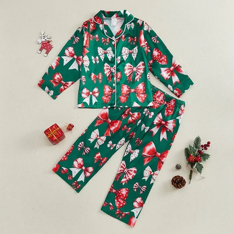 Pyjama Enfant Noël en Satin – Ensemble Festif à Boutons, Pantalon Élégant & Tissu Doux pour Fêtes d’Hiver