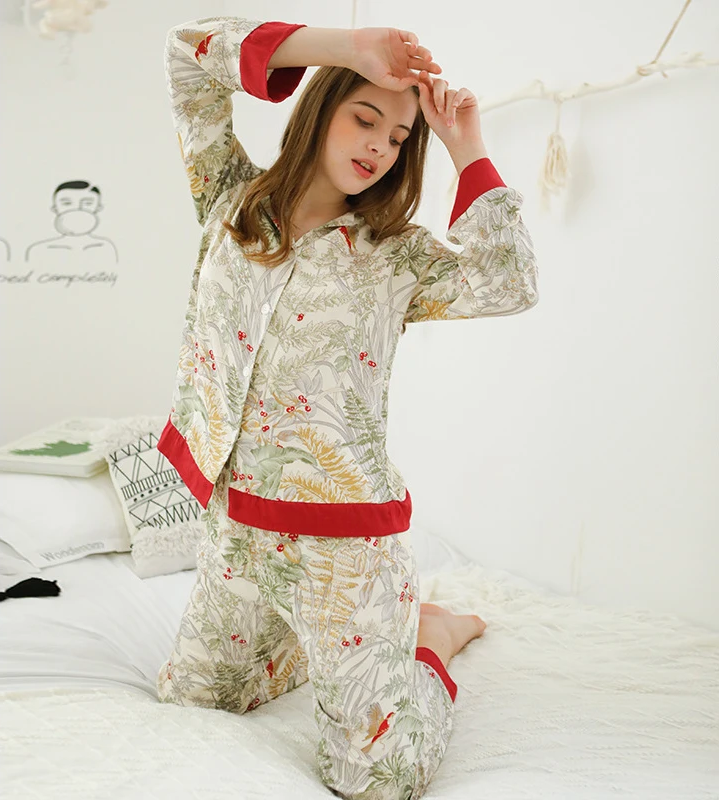 Pyjama Femme Éveil Végétal – Ensemble Satin Luxe à Motifs Botaniques, Élégance Naturelle & Confort Doux