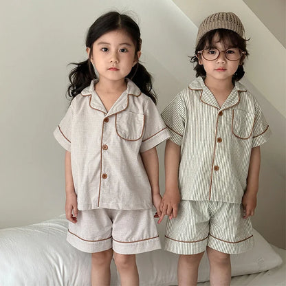 Pyjama Enfant Été “Carreaux Subtils” – Ensemble 2 Pièces en Coton Respirant, Manches Courtes, Style Classique