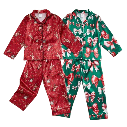 Pyjama Enfant Noël en Satin – Ensemble Festif à Boutons, Pantalon Élégant & Tissu Doux pour Fêtes d’Hiver
